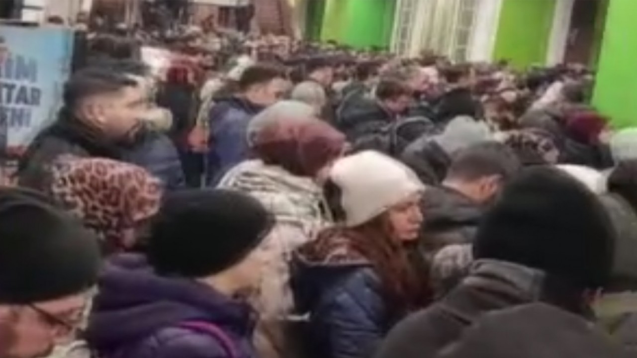 Karın etkili olduğu İstanbul'da metro istasyonunda insan seli oluştu