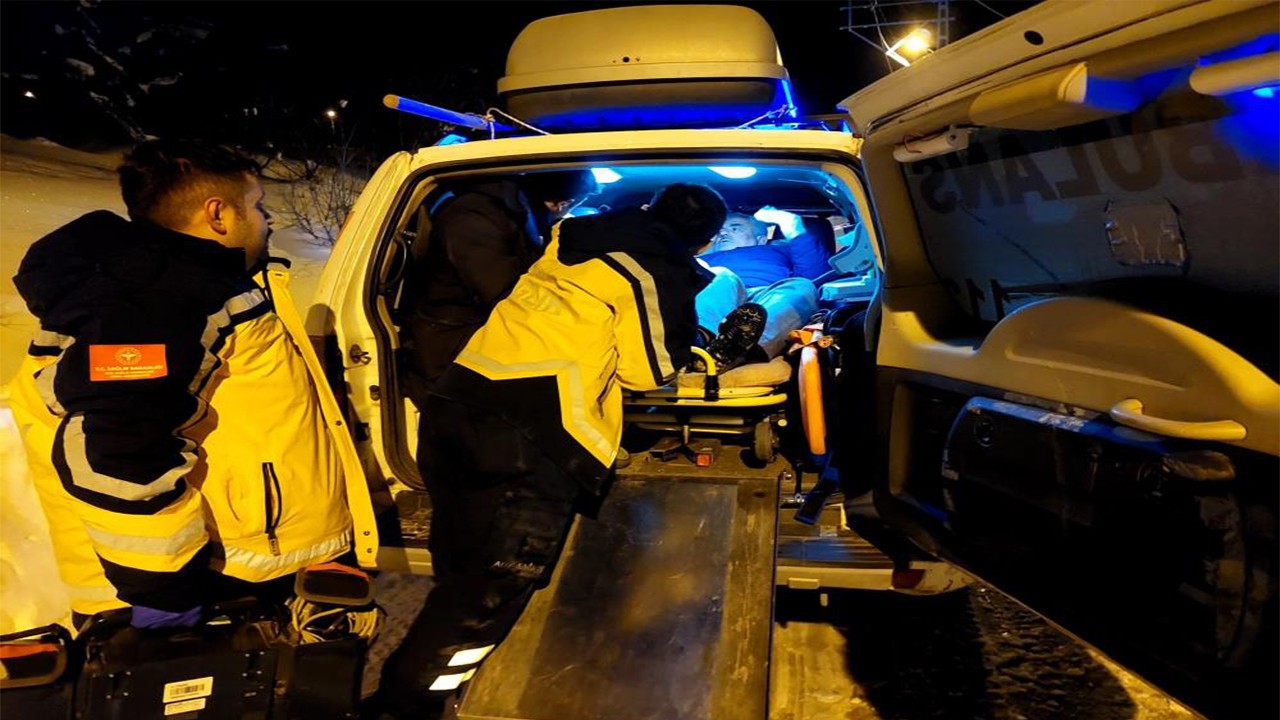 Karlarla dört saatlik mücadele sonunda yaralıya ulaştılar