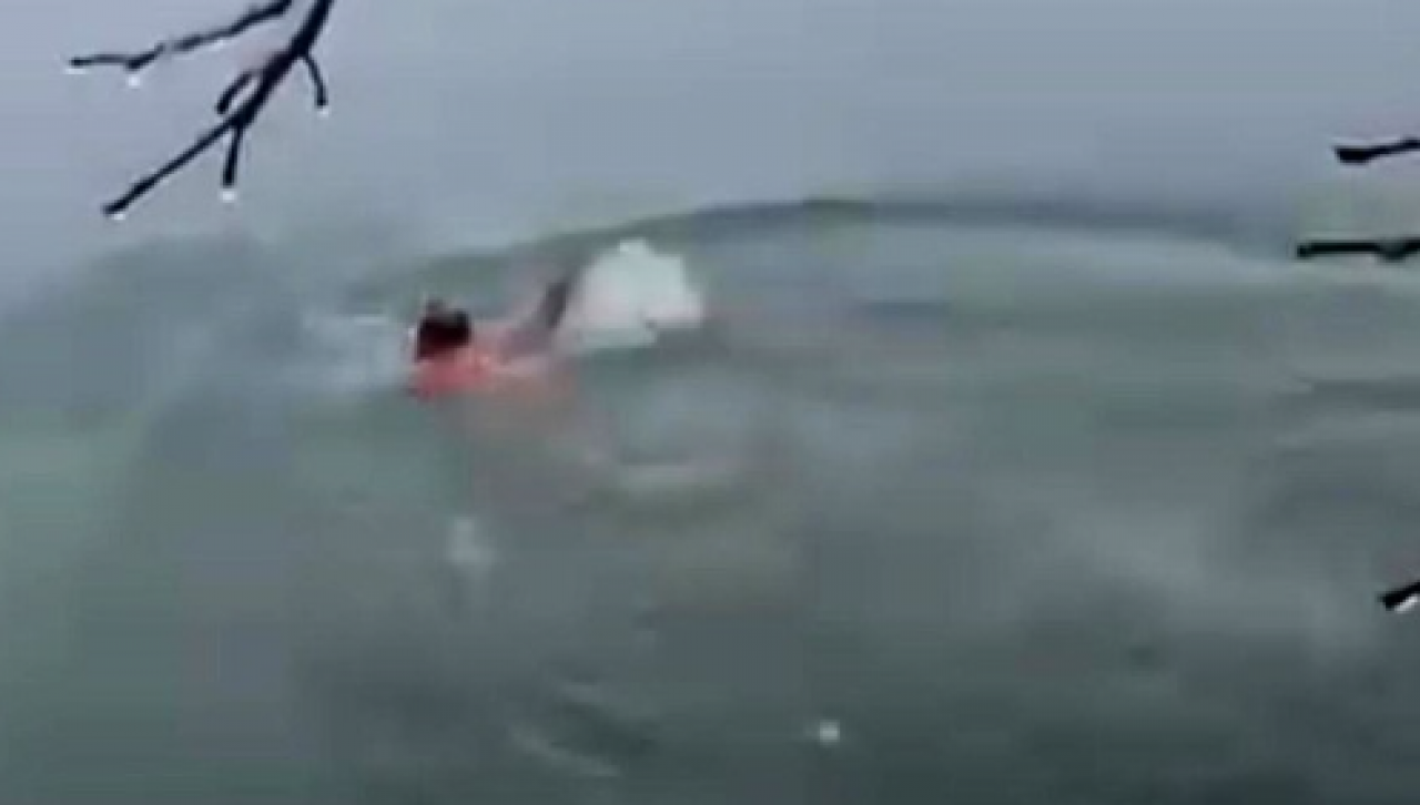 Karlı havada buz gibi suya daldı: Görenlerin içini üşüttü