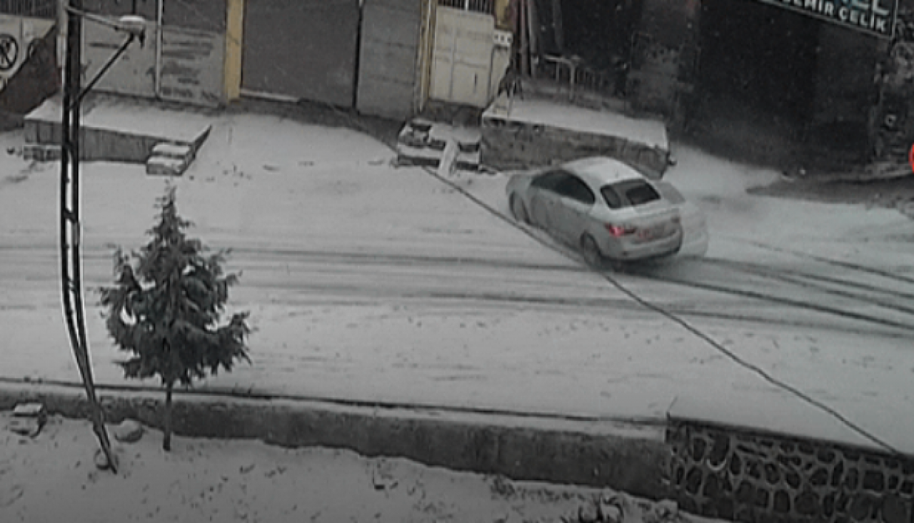 Karlı yolda feci kaza: Kaldırıma çarpıp devrildi!