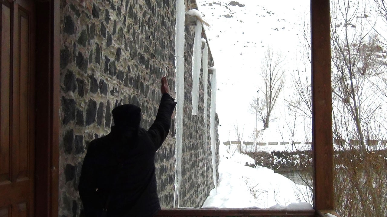 Kars buz kesti! Buz sarkıtları 3 metreyi geçti