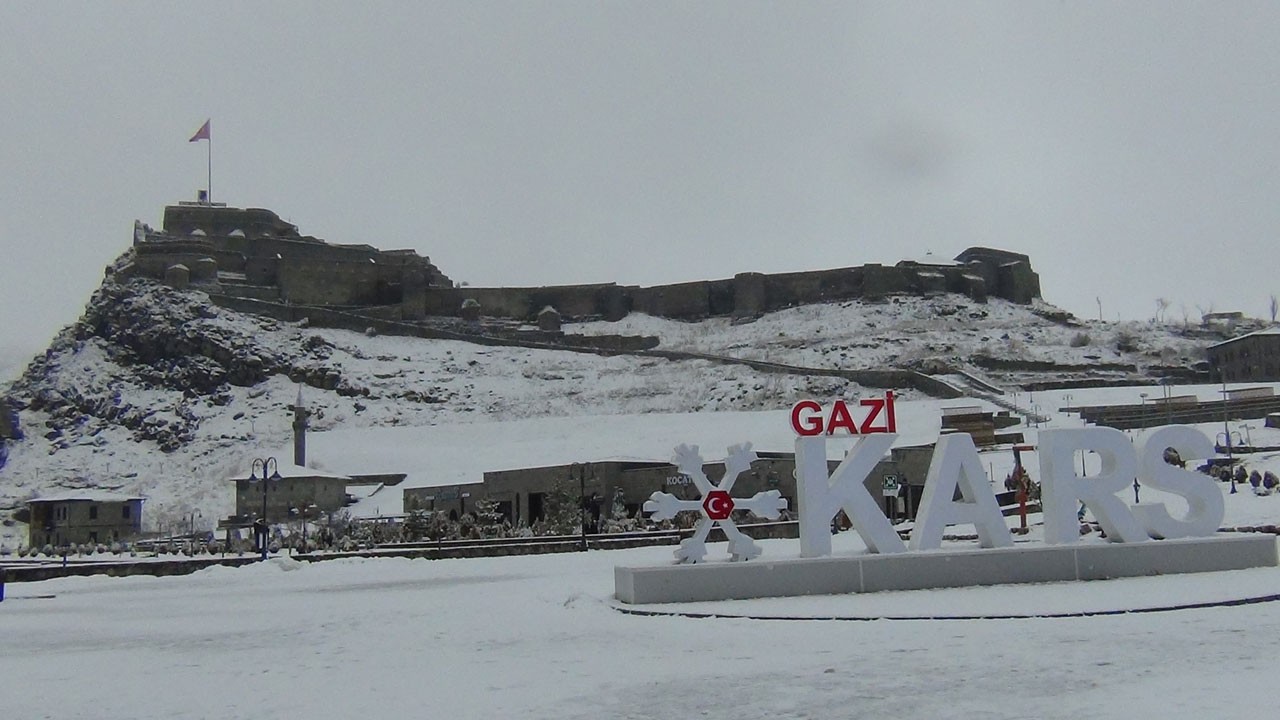 Kars'ta mart kapıdan baktırdı! Her yer beyaza büründü