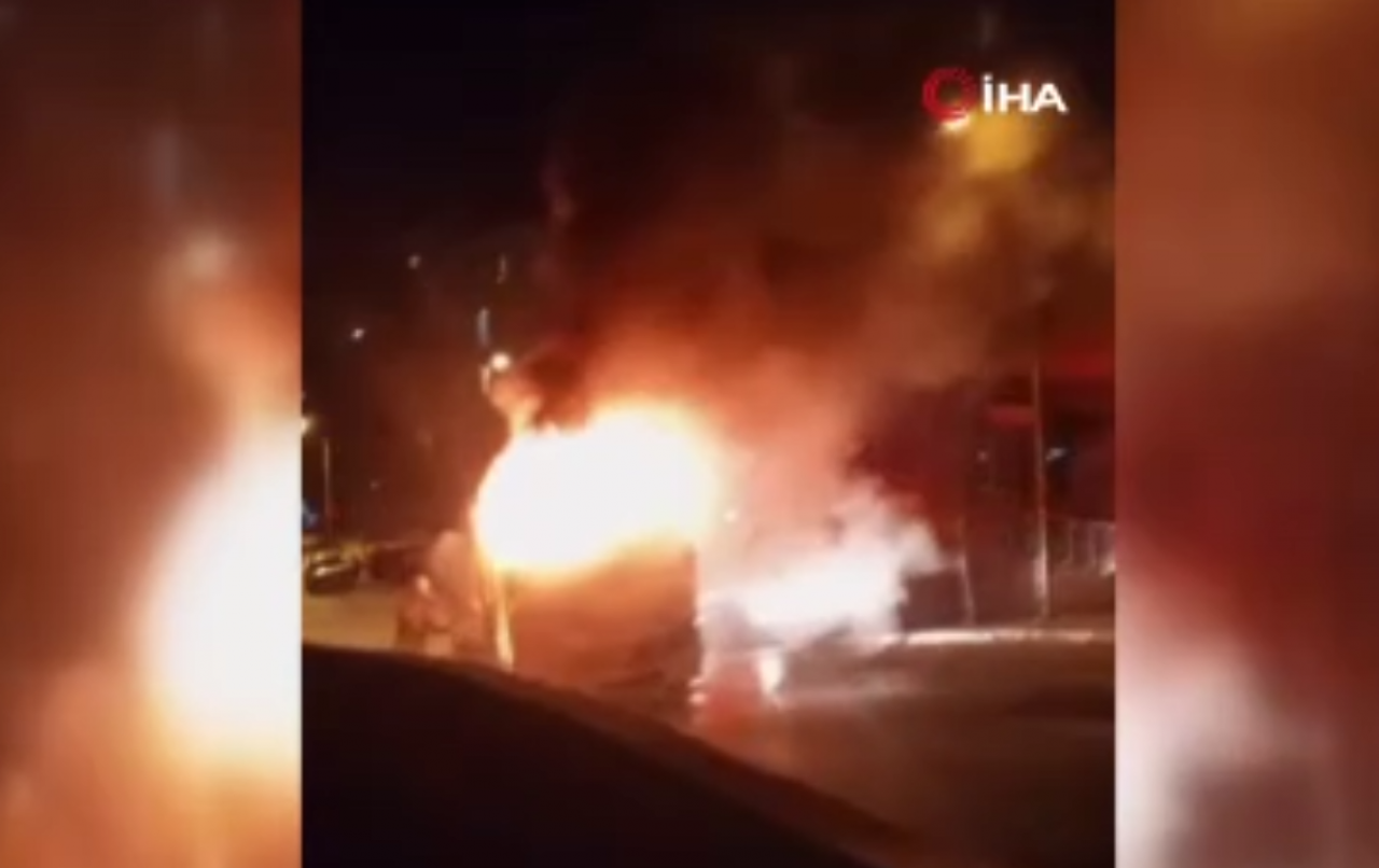 Kartal'da minibüs alevlere teslim oldu
