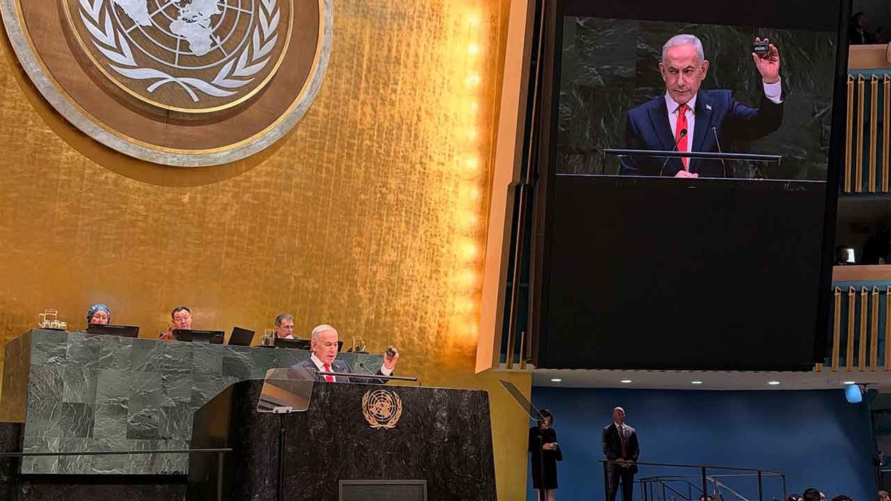 Katil Netanyahu BM kürsüsünden tüm dünyaya rest çekti! İphone'lar elimizde demişti, çağrı cihazı ile meydan okudu