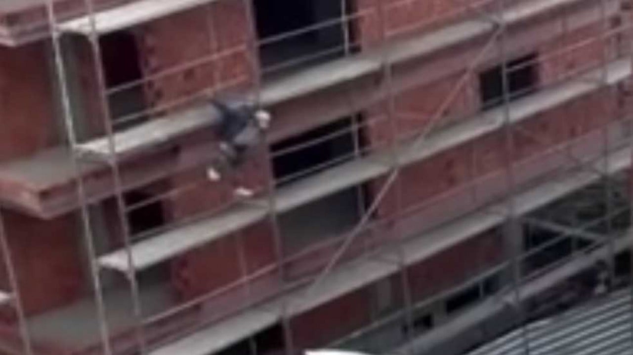 Kavga etmek için inşaat iskelesinden örümcek adam gibi indi!