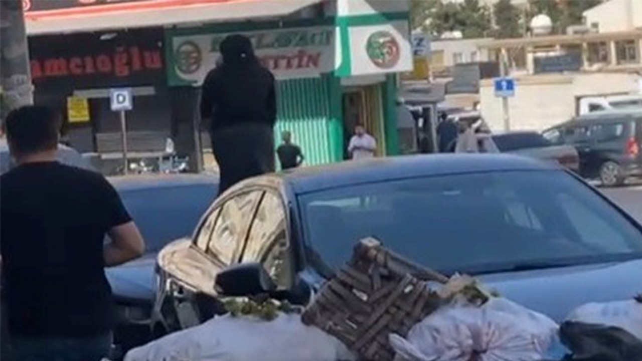 Kavgada hırsını alamayan kadın arabanın üstüne tırmandı