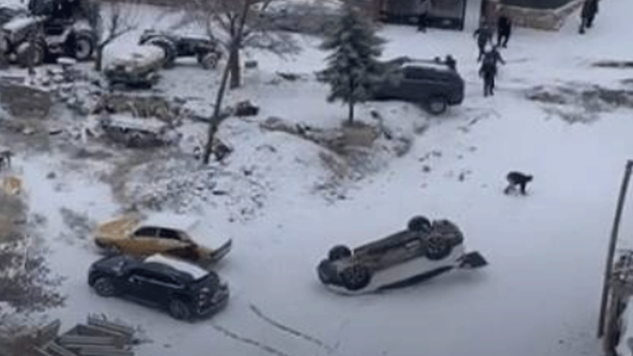 Kayan araç park halindeki arabayı böyle devirdi!