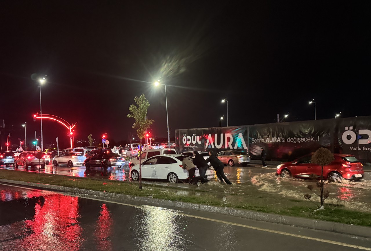 Kayseri'de sağanak etkili oldu! Yollar göle döndü