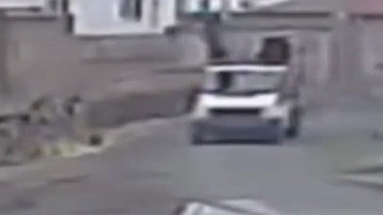 Kaza anı kamerada! Geri giden kamyonet dehşet saçtı