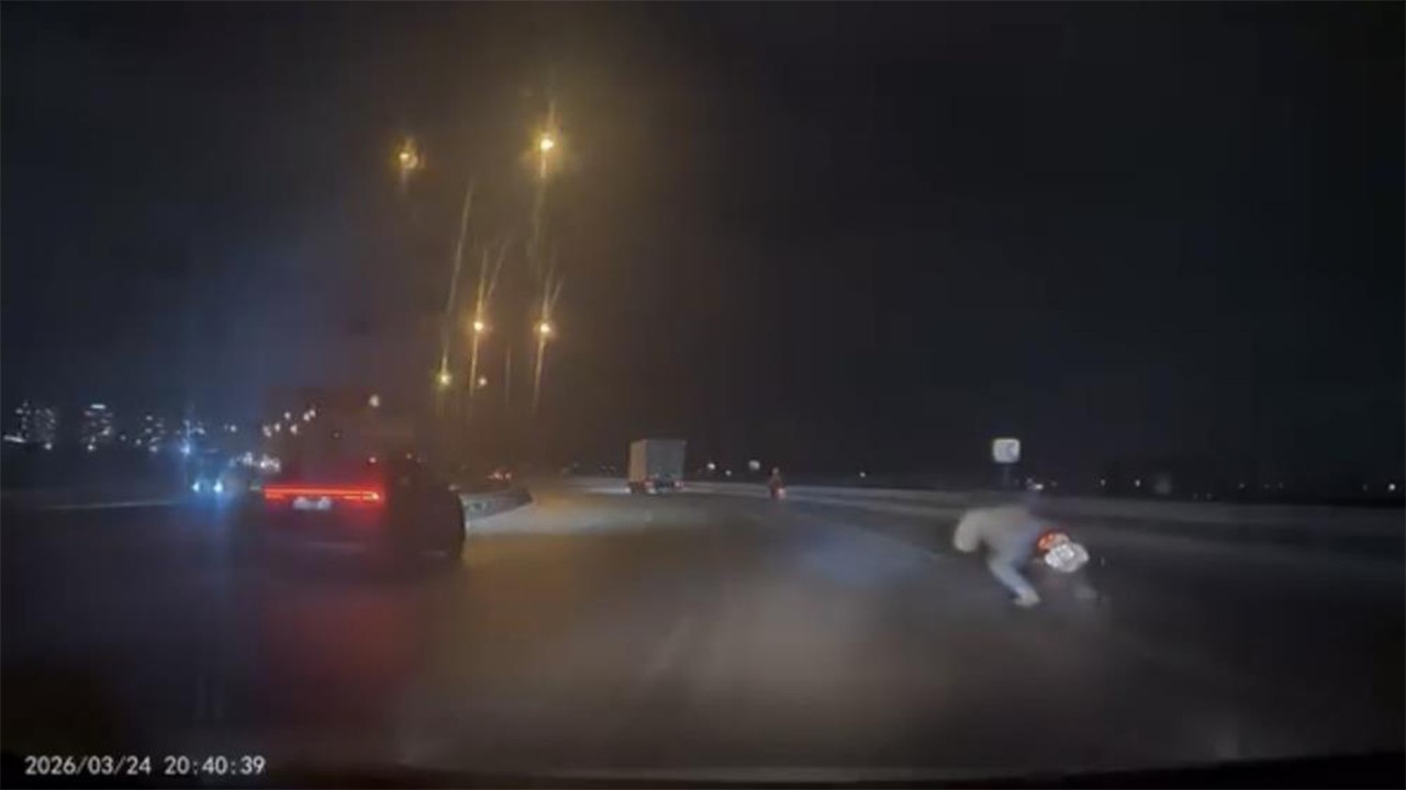 Kaza yapan motosiklet sürücüsü metrelerce yerde sürüklendi