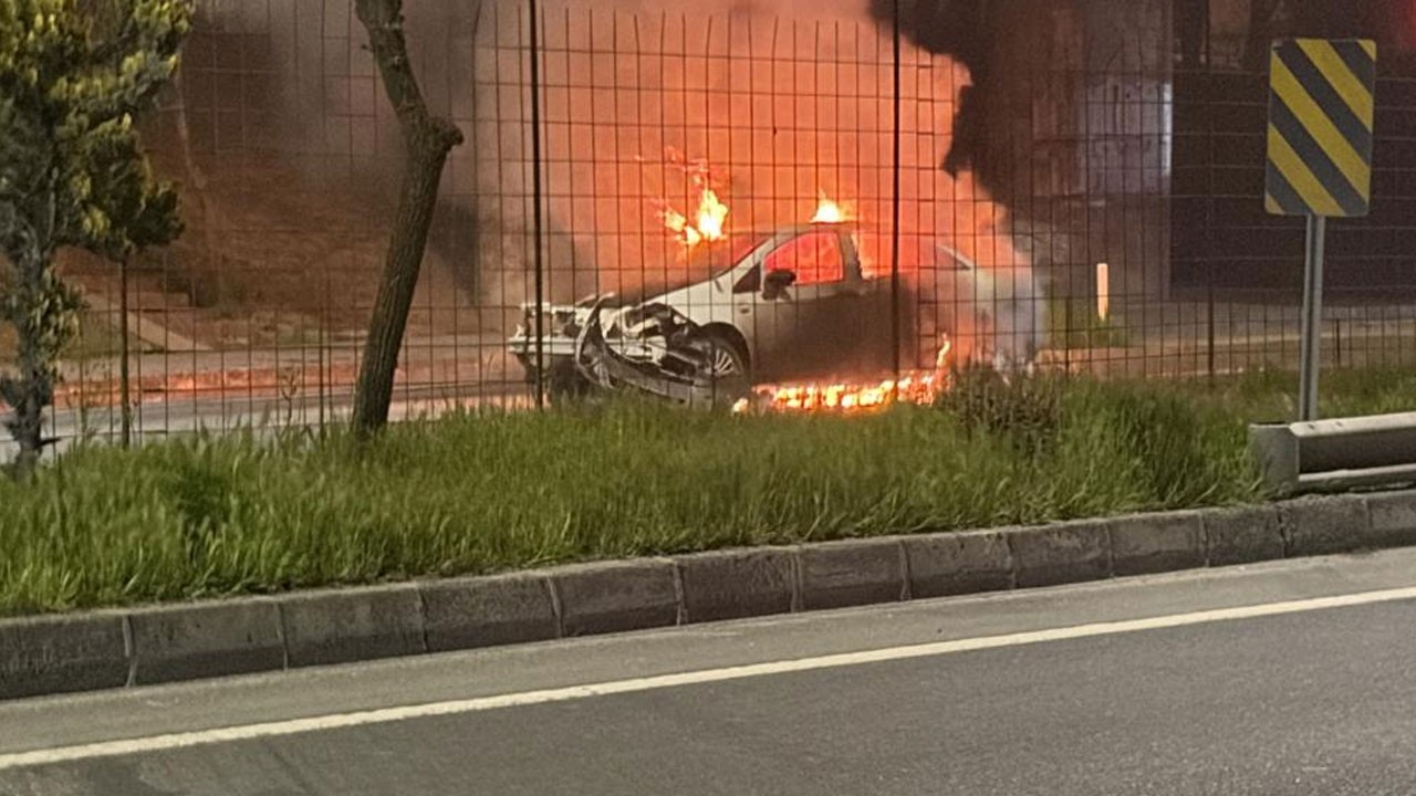 Kaza yapan otomobil alev alev yandı! Araç hurdaya döndü