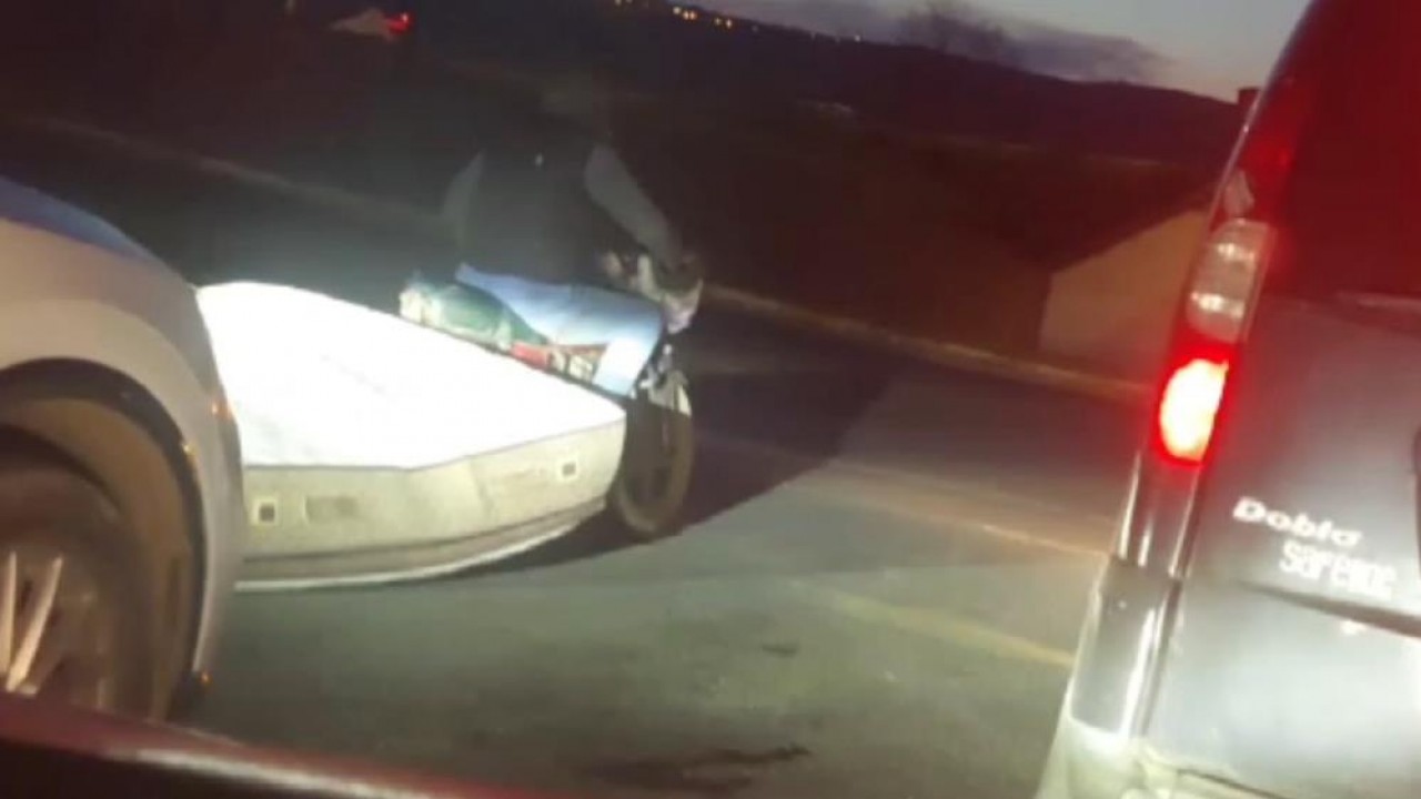 Kazaya davetiye çıkardı, yatağı motosikletin arkasında taşıdı!
