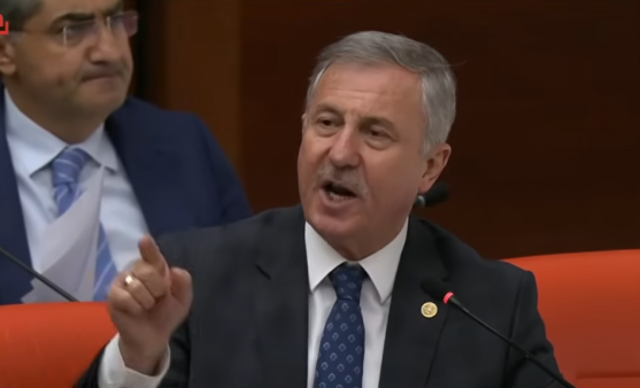 Kendi partisindeki fesihten habersiz davranan Selçuk Özdağ mecliste algı operasyonuna soyundu!