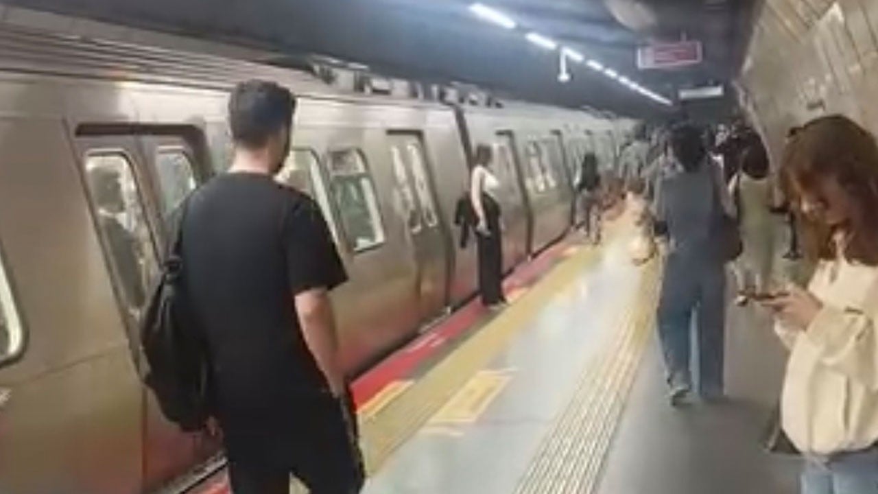Kendini rayların üzerine attı! Metro istasyonunda feci ölüm