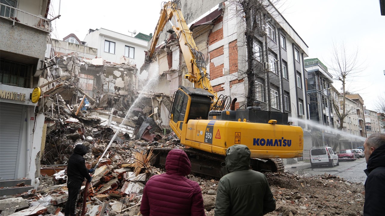 Kentsel dönüşümde korku dolu anlar! Kepçe bitişik eve girdi