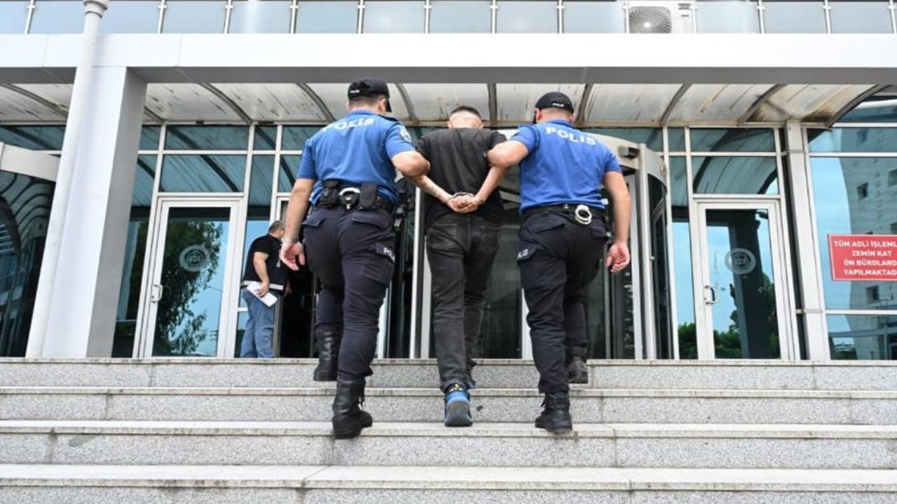 Kırmızı bültenle aranan hükümlü havalimanında polisten kaçamadı
