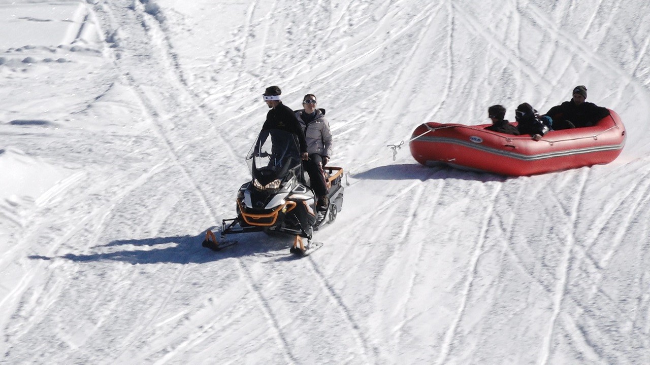 Kış mevsiminde kar üzerinde rafting keyfi