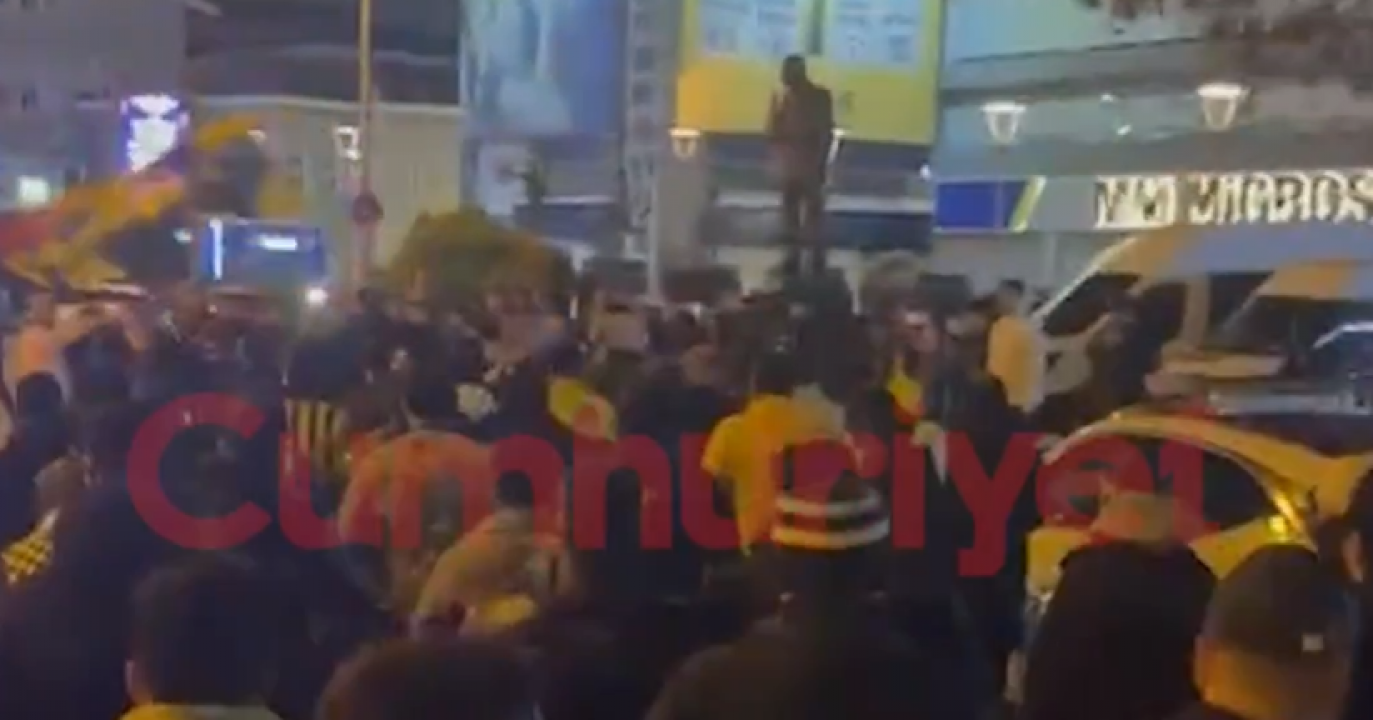 Kokain testi pozitif çıkan Steven Saran'ı destekleyen bir grup hükümet istifa sloganı attı