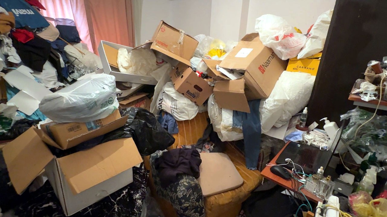 Koku ve fare bina sakinlerini bunalttı! Avcılar’da çöp ev tartışması bitmek bilmiyor