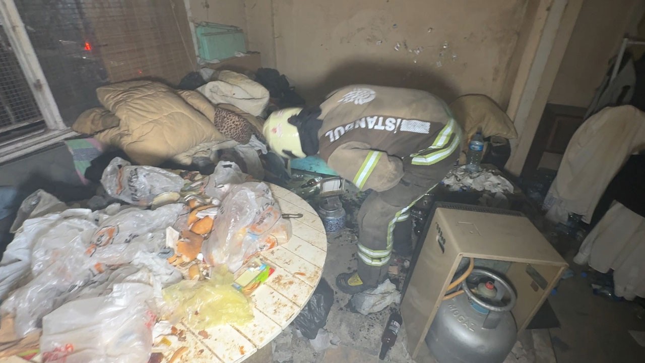 Komşuların korktuğu oldu! Çöp ev alevlere teslim oldu