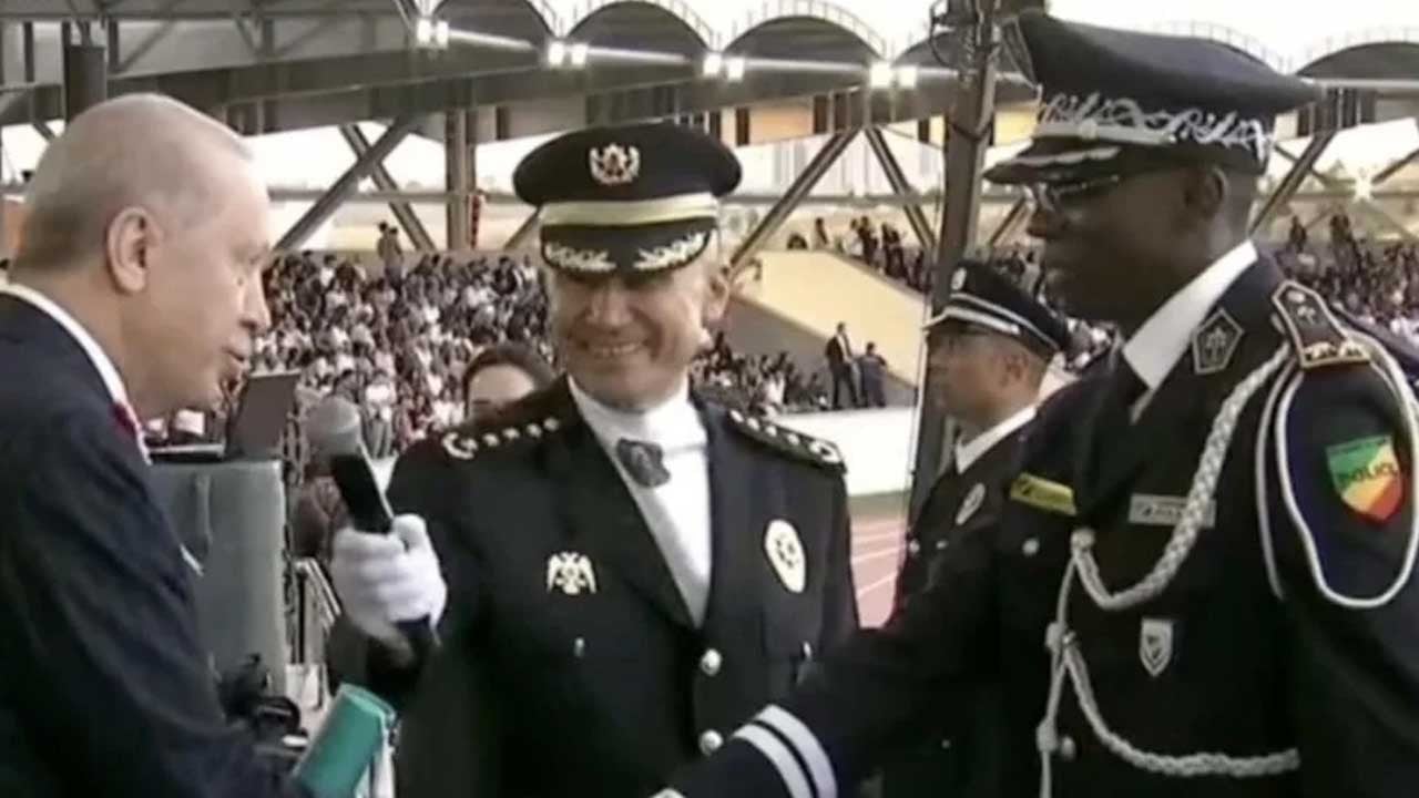 Kongolu polisten Başkan Erdoğan'ı mest eden tekmil