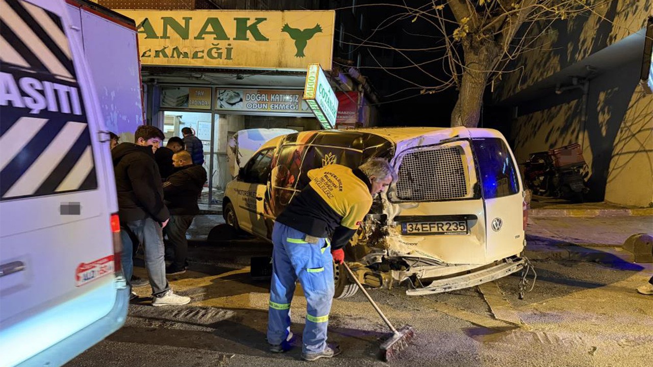 Kontrolden çıkan kamyonun çarpttığı araç fırına girdi