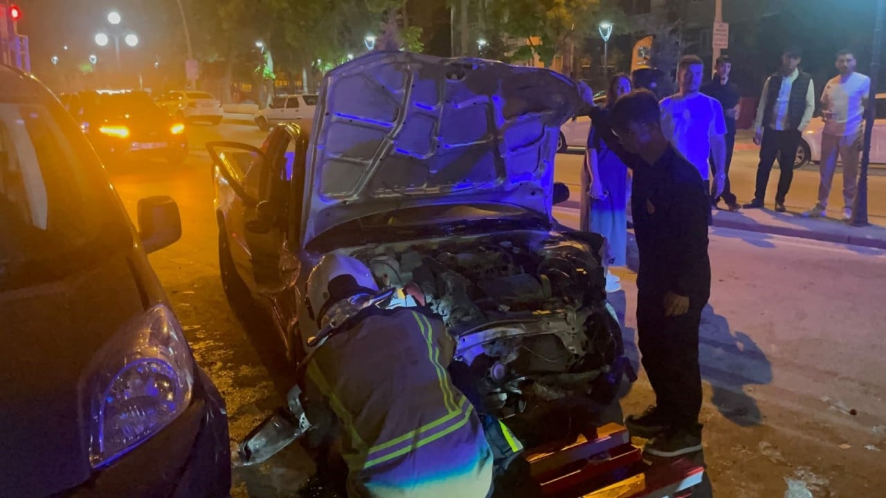 Kontrolden çıkan pikap terör estirdi! Karşı şeride geçip aydınlatma direğini deviren araç park halindeki otomobilleri biçti!