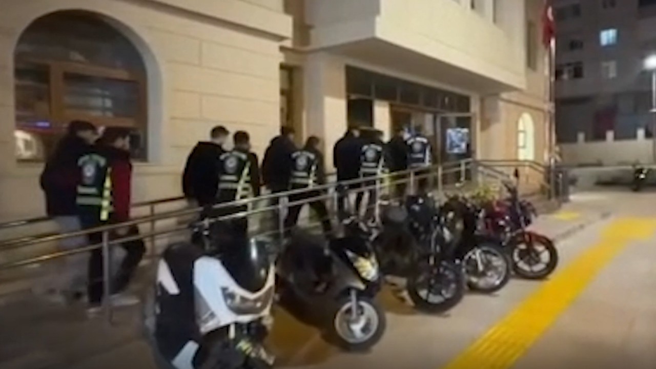 Konvoy yapan 6 motosiklet sürücüsü “konvoy halinde” ceza yedi