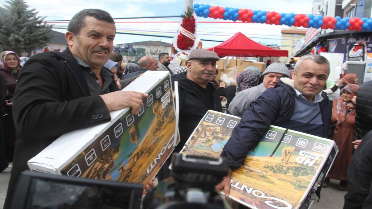  Konya’da ucuz televizyon izdihamında biribirlerini ezdiler