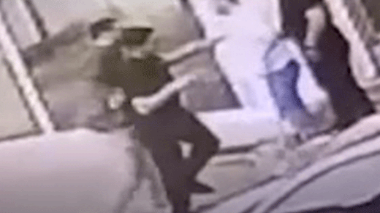  Köpek için birbirlerine girdiler! Arnavutköy'de tekme tokat kavga!