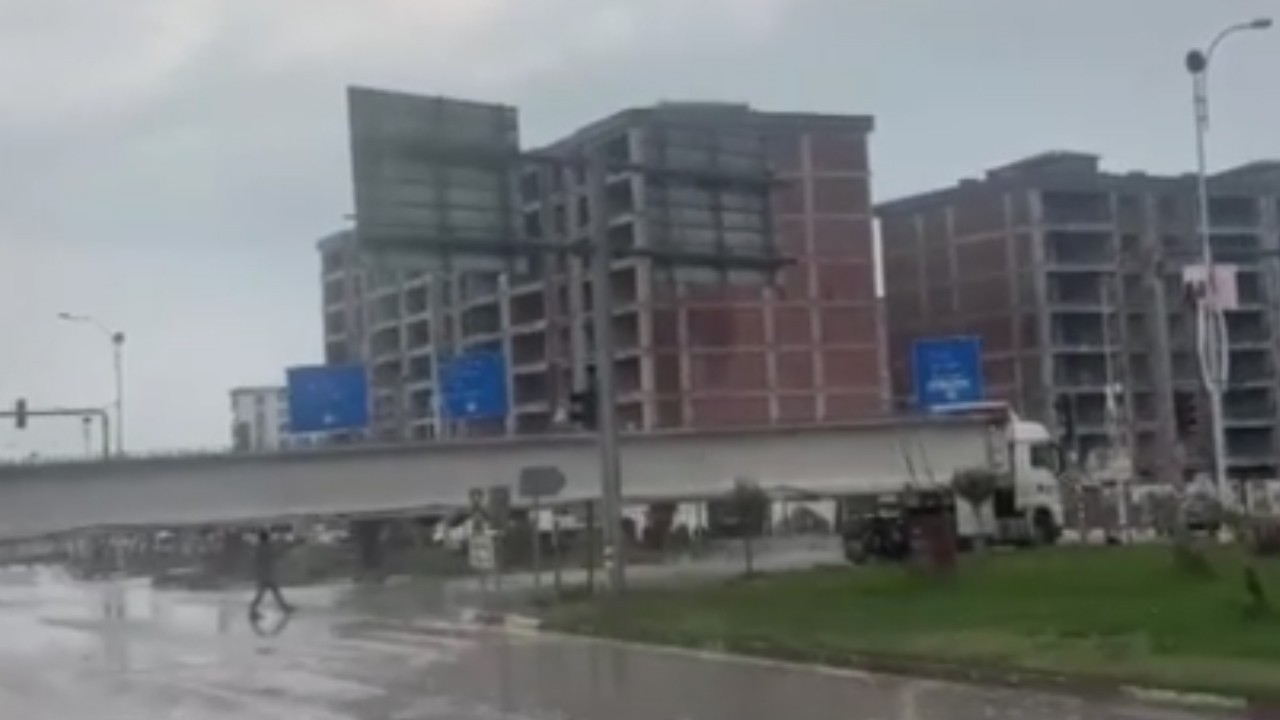 Köprü kirişi kavşağa sıkışıp trafiği saatlerce felç etti