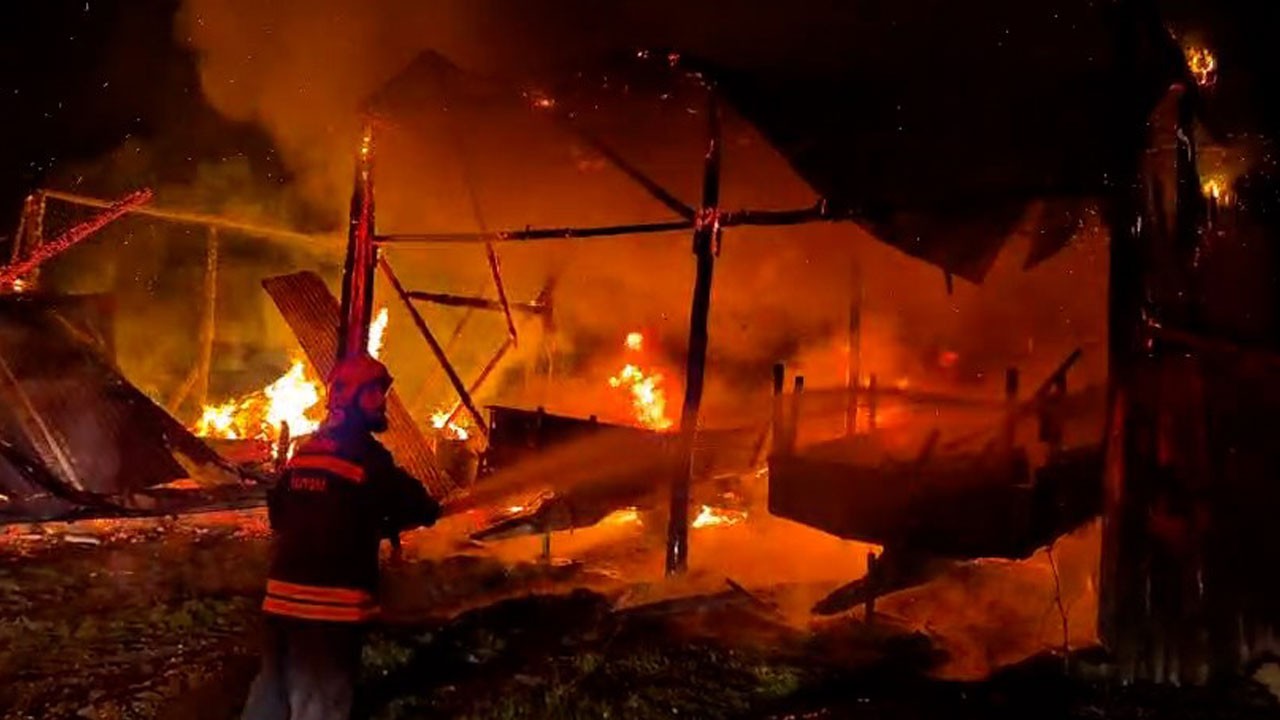 Korku dolu anlar! Yıldırım samanlığa düştü