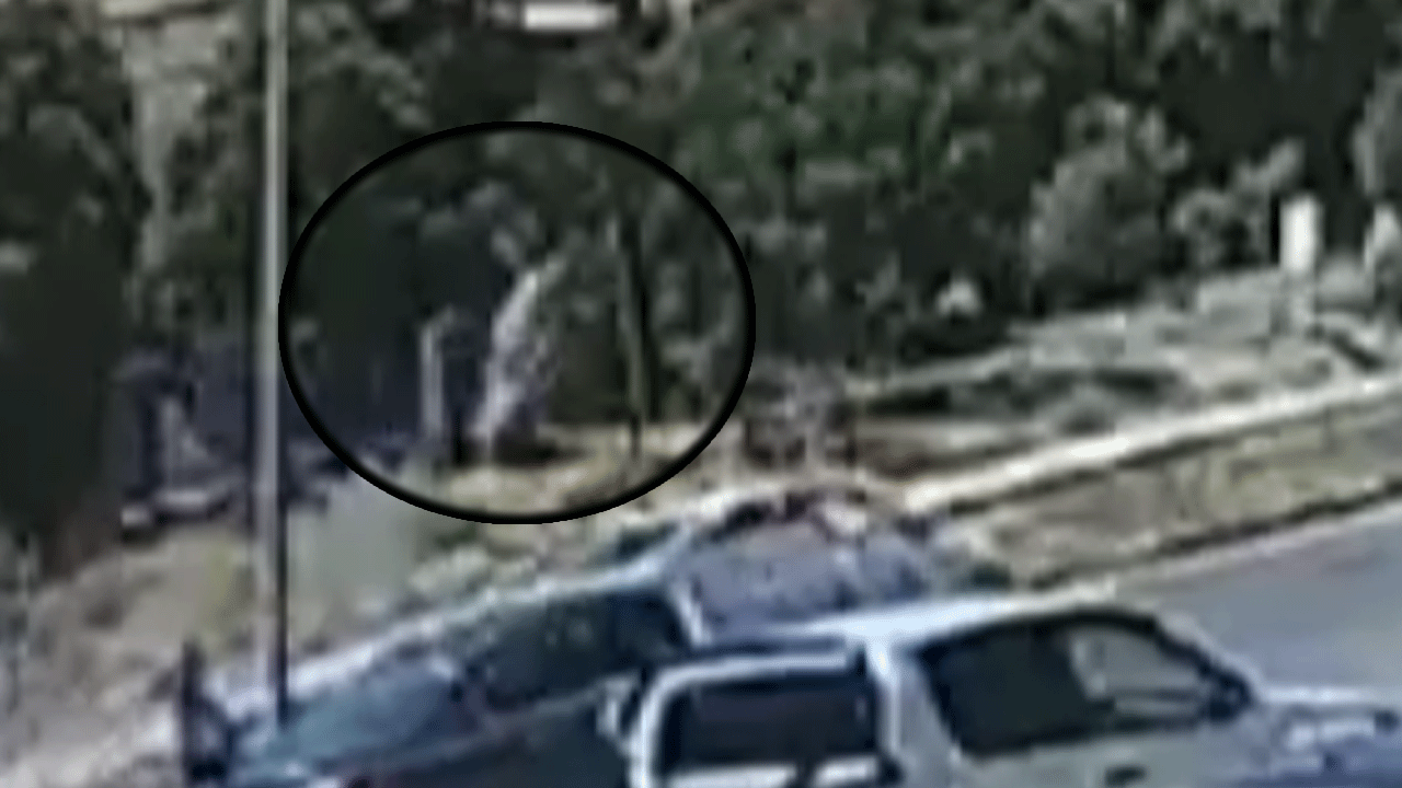 Korkunç kaza kamerada: Otomobilin çarptığı kadın havaya uçtu!