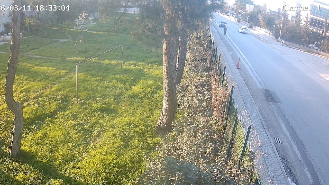 Korkunç kaza kamerada! Yaşlı adam metrelerce havaya savruldu