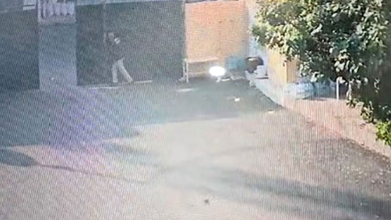 Korkunç kaza kamerada! Yerinden çıkan kapı bekçinin üzerine devrildi