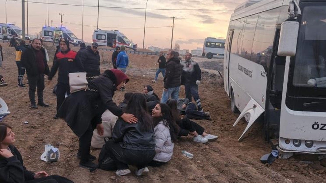 Korkunç kaza! Kamyonet ile midibüs çarpıştı! 17 kişi yaralı