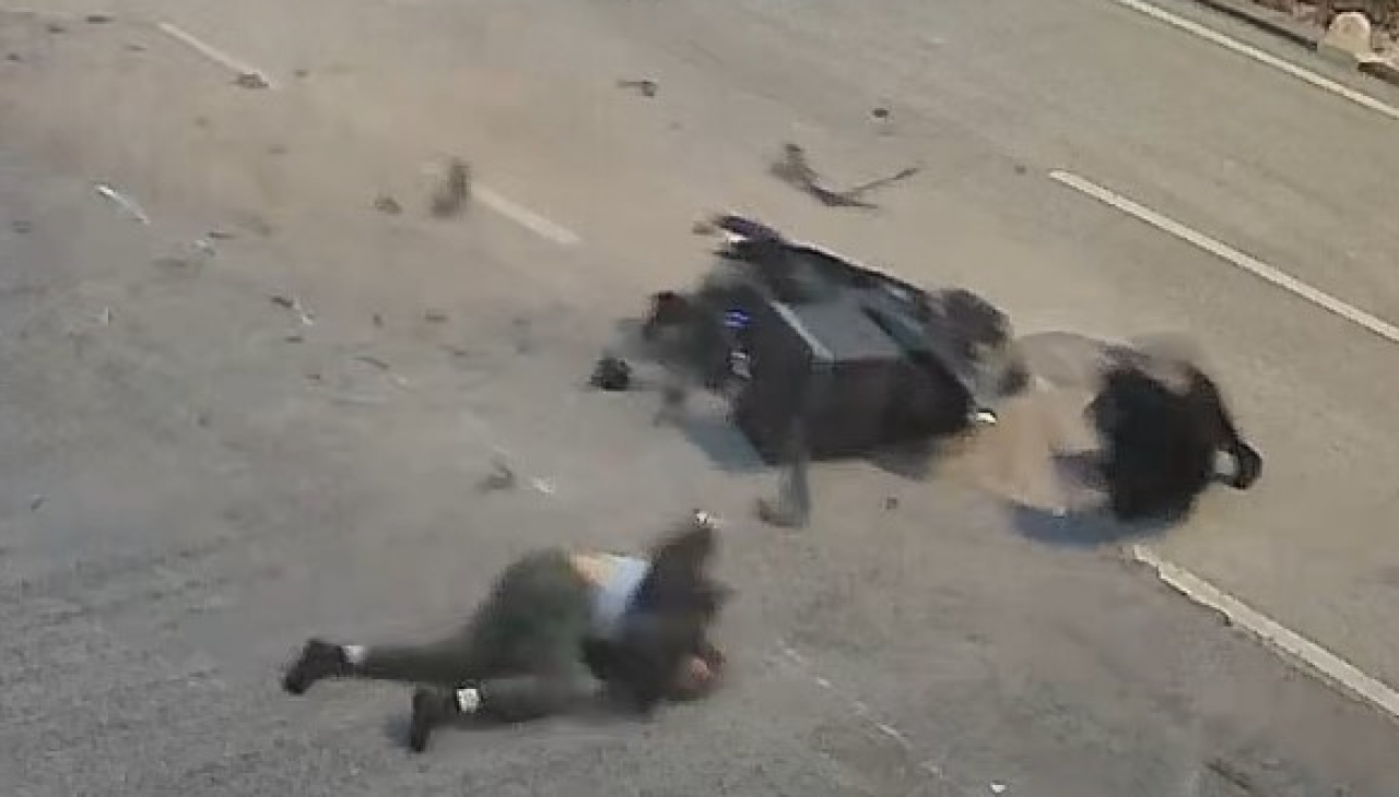 Korkunç kazanın görüntüleri ortaya çıktı: Motosiklet çarptı, metrelerce havaya uçurdu