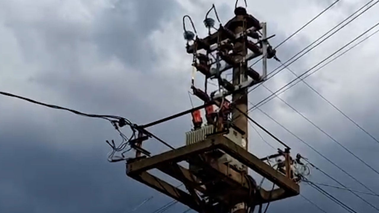 Korkutan görüntü! Yıldırım elektrik direğine düştü