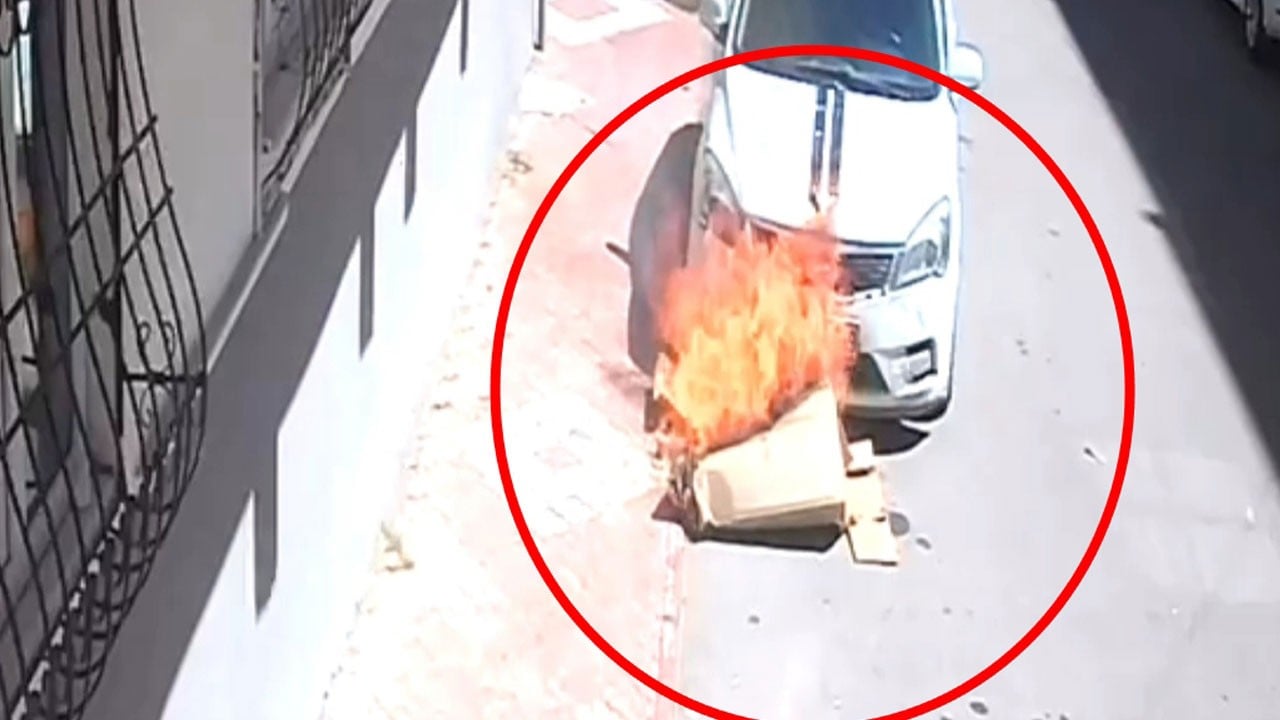 Küçük çocuk faciaya sebep olacaktı! Çakmakla oynarken otomobili böyle yaktı