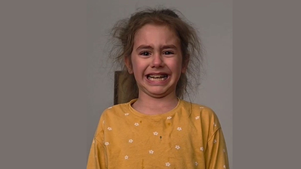 Küçük kızın duygu dolu anları! İstiklal Marşı’nı okurken gözyaşlarına boğuldu