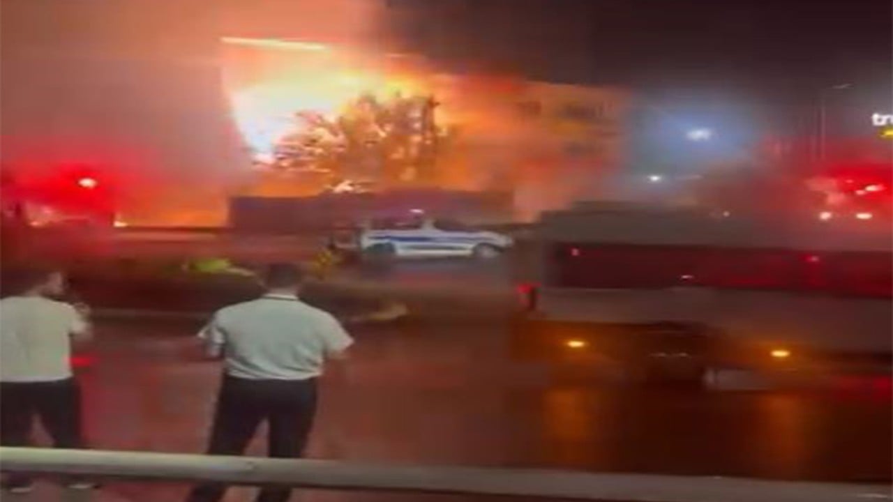 Küçükçekmece’de elektrik trafosu bomba gibi patladı