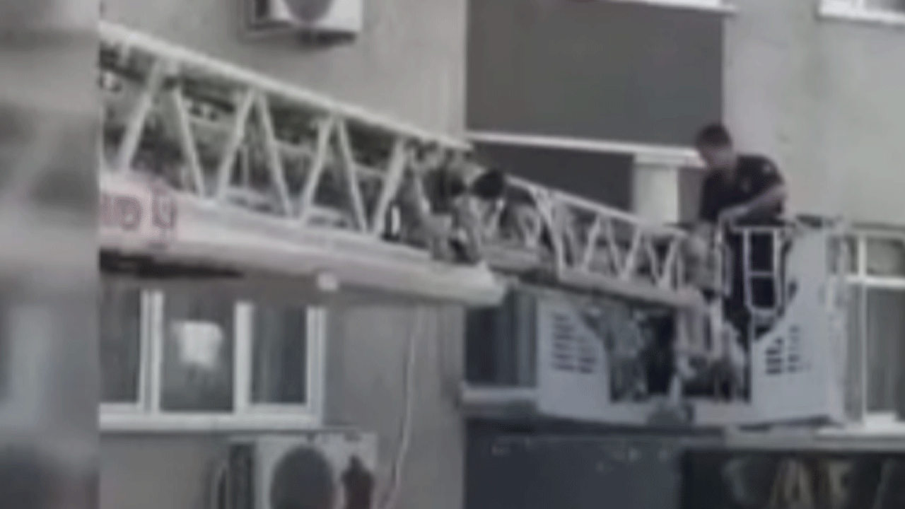 Küçükçekmece'de panik anları: Çalışma sırasında merdiven çöktü!