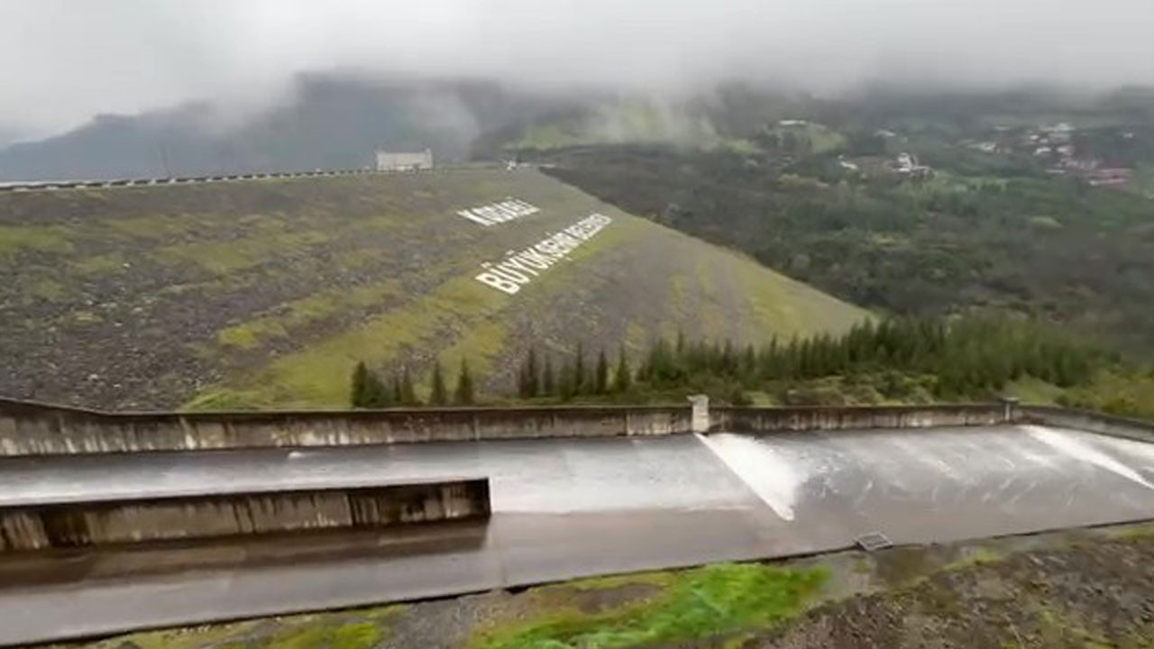 Kuraklıkta dibi görmüştü! O barajda kapaklar bu kez taşkın için açıldı