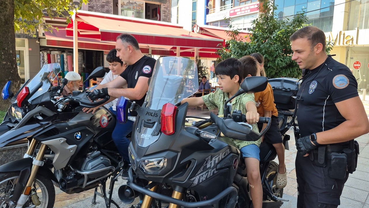 Kur’an kursu öğrencilerine sürpriz ziyaret