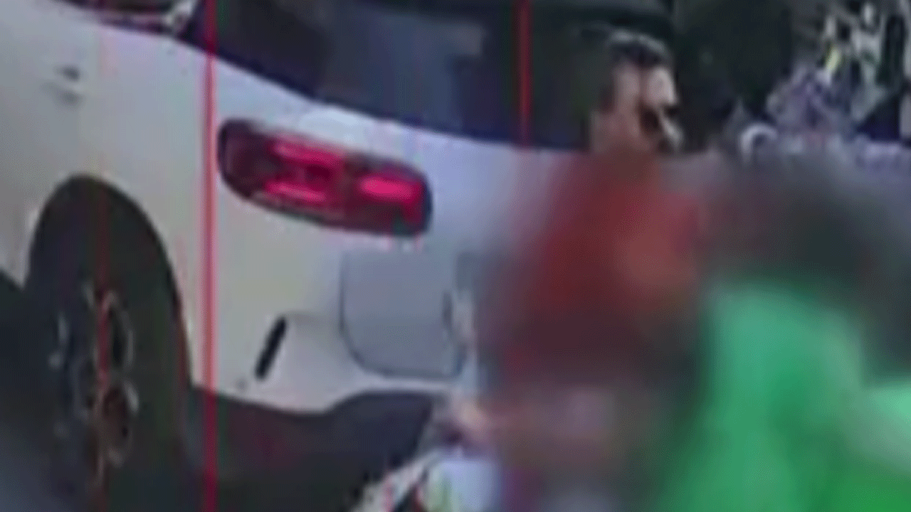 Kuryeye tokat attı dersini aldı!