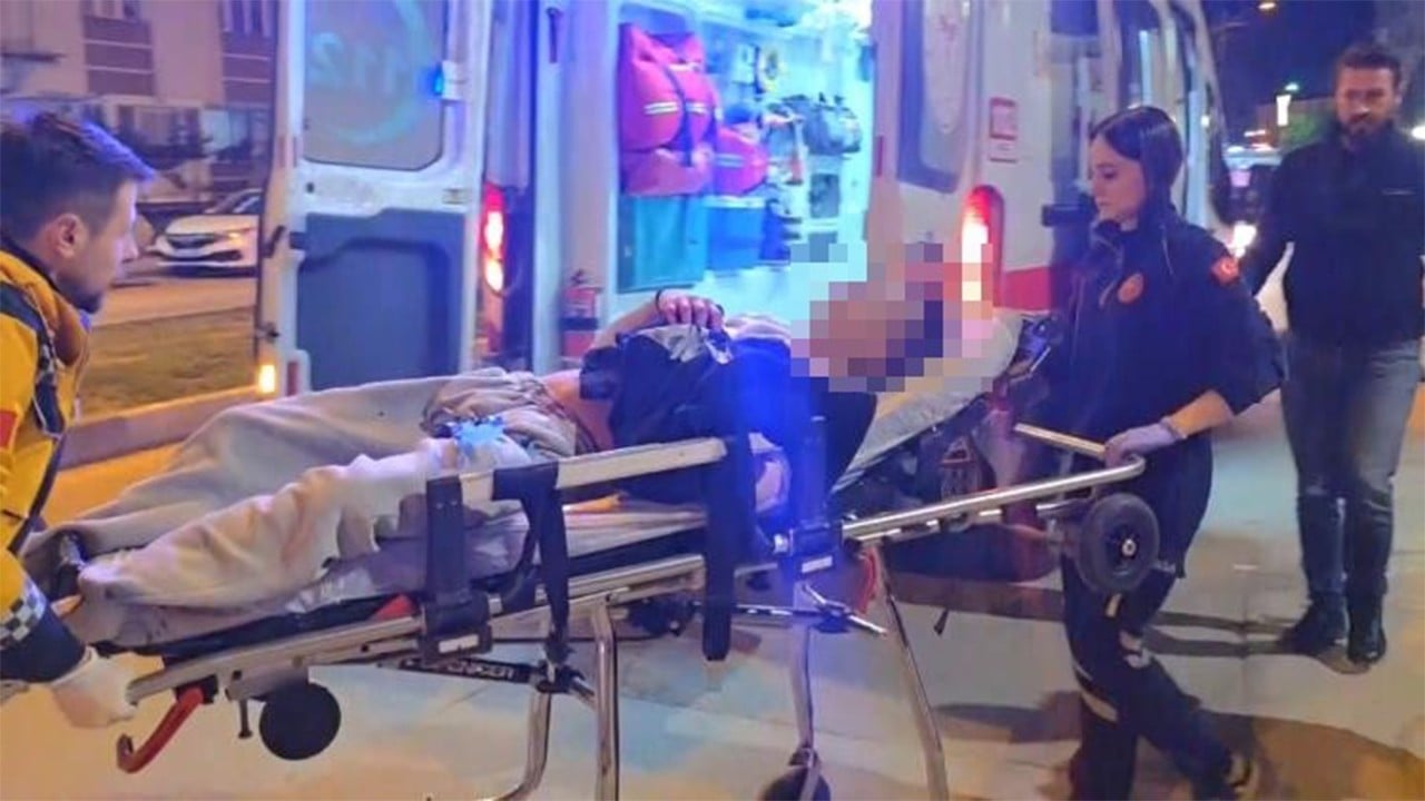 Kütahya'da iki genç sokak ortasında bıçaklı saldırıya uğradı