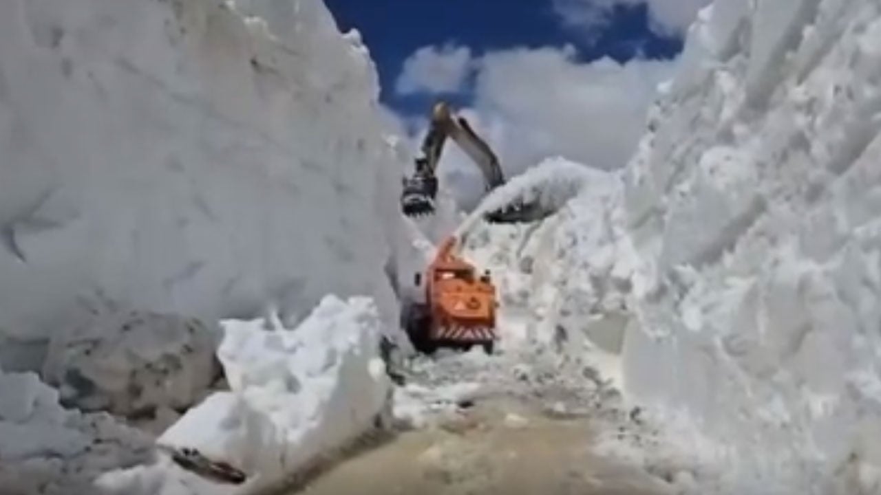 Kutuplar değil Beytüşşebap! Haziran başında 7 metre karla mücadele