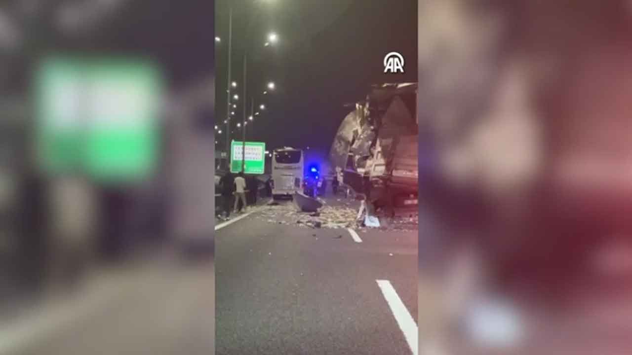 Kuzey Marmara Otoyolu'ndan korkutan haber! Tır ile yolcu otobüsü çarpıştı