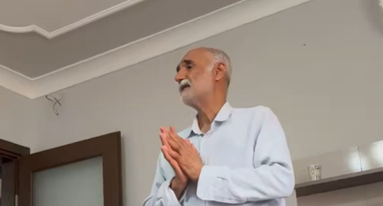 Laikçi kumpasa uğradı! Öğrencilerinden Ramazan Hoca’ya anlamlı ziyaret