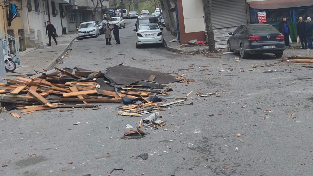 Lodos çatı uçurdu! Sokak savaş alanına döndü